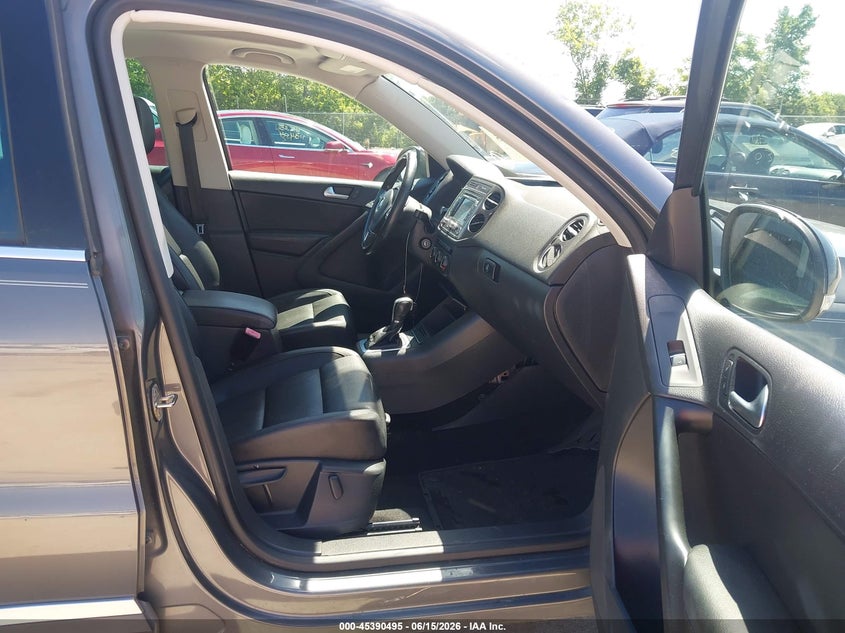 2013 Volkswagen Tiguan VIN WVGAV3AX0DW580979 IAAI salvage auction — NORMAL WEAR, Clear (Illinois), sold $200 on 2026-07-21 (photo 5)