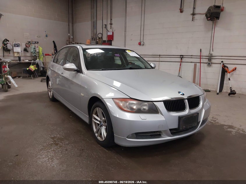 2007 BMW 3 series VIN WBAVC73517KP32615 IAAI salvage auction — NORMAL WEAR, Original (Maine), sold $300 on 2026-07-27 (photo 1)