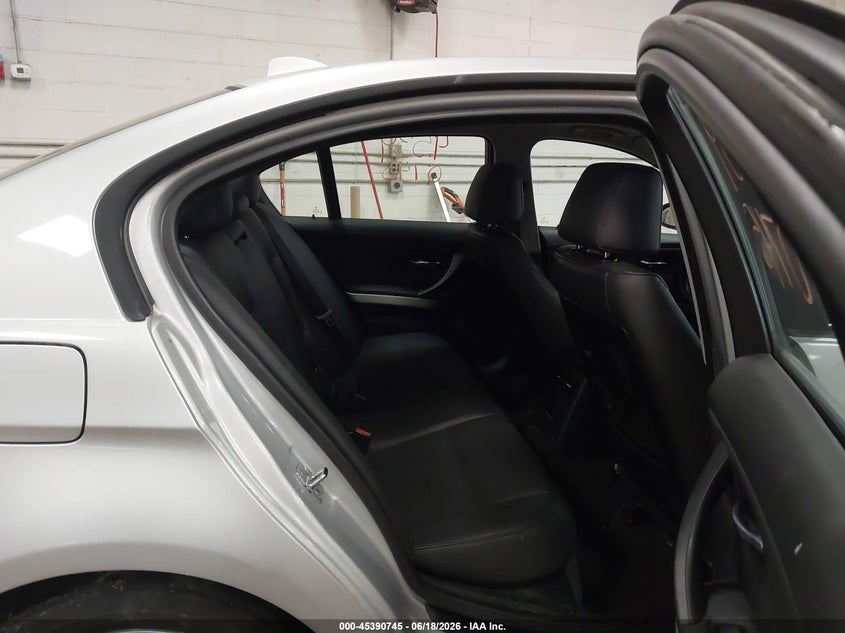 2007 BMW 3 series VIN WBAVC73517KP32615 IAAI salvage auction — NORMAL WEAR, Original (Maine), sold $300 on 2026-07-27 (photo 8)