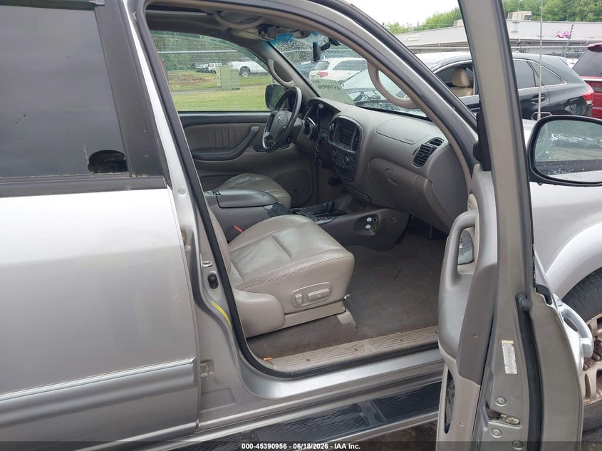 2003 Toyota Sequoia VIN 5TDBT48A73S145669 IAAI salvage auction — NORMAL WEAR, Clear (Connecticut), sold $475 on 2026-07-30 (photo 5)