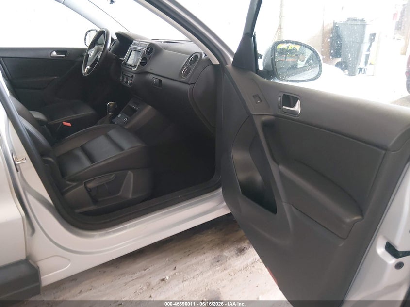 2017 Volkswagen Tiguan VIN WVGAV7AX2HK022930 IAAI salvage auction — NORMAL WEAR, Clear (Minnesota), sold $1,000 on 2026-07-08 (photo 5)