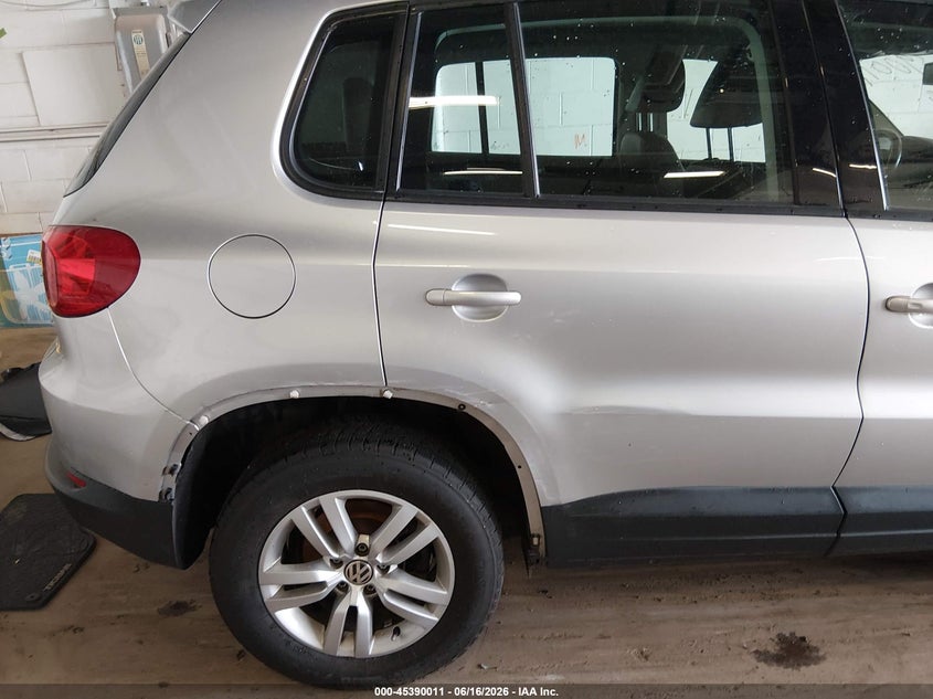 2017 Volkswagen Tiguan VIN WVGAV7AX2HK022930 IAAI salvage auction — NORMAL WEAR, Clear (Minnesota), sold $1,000 on 2026-07-08 (photo 6)