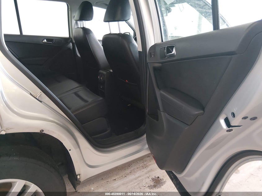 2017 Volkswagen Tiguan VIN WVGAV7AX2HK022930 IAAI salvage auction — NORMAL WEAR, Clear (Minnesota), sold $1,000 on 2026-07-08 (photo 8)