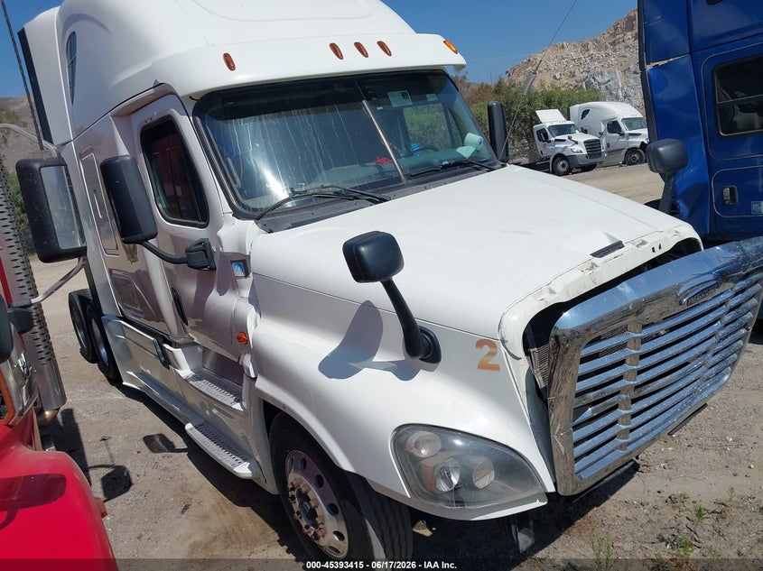 2015 Freightliner Cascadia 125 VIN 3AKJGLBG7FSGT0908 IAAI salvage auction — SIDE, Salvage (California), sold $8,400 on 2026-09-02 (photo 1)