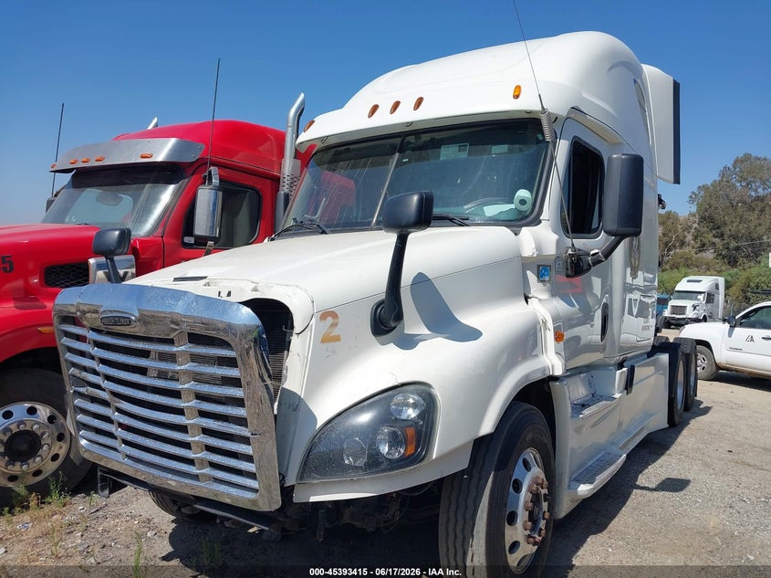2015 Freightliner Cascadia 125 VIN 3AKJGLBG7FSGT0908 IAAI salvage auction — SIDE, Salvage (California), sold $8,400 on 2026-09-02 (photo 2)