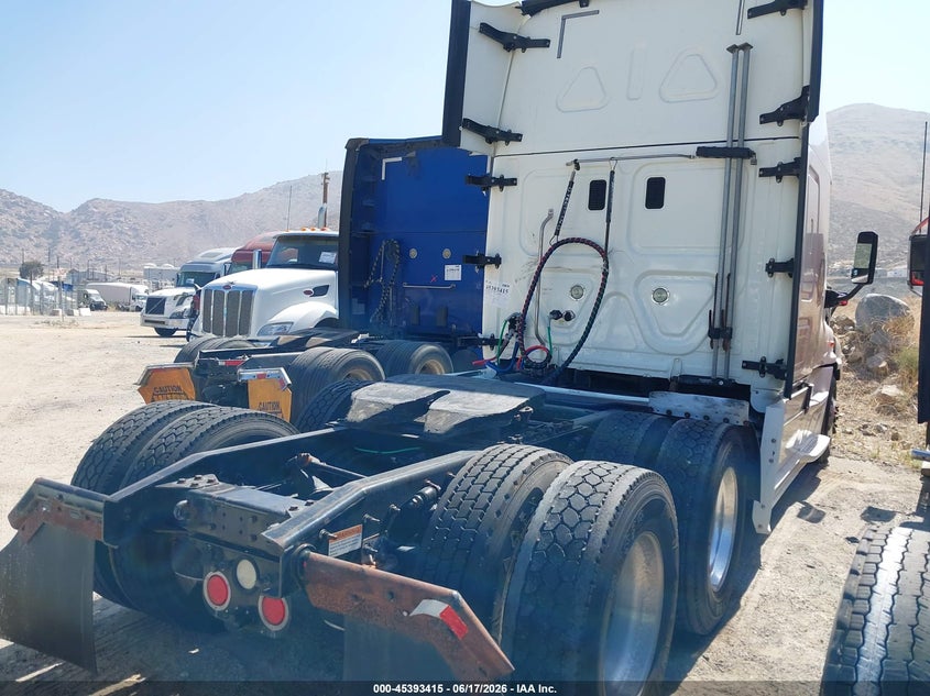 2015 Freightliner Cascadia 125 VIN 3AKJGLBG7FSGT0908 IAAI salvage auction — SIDE, Salvage (California), sold $8,400 on 2026-09-02 (photo 4)