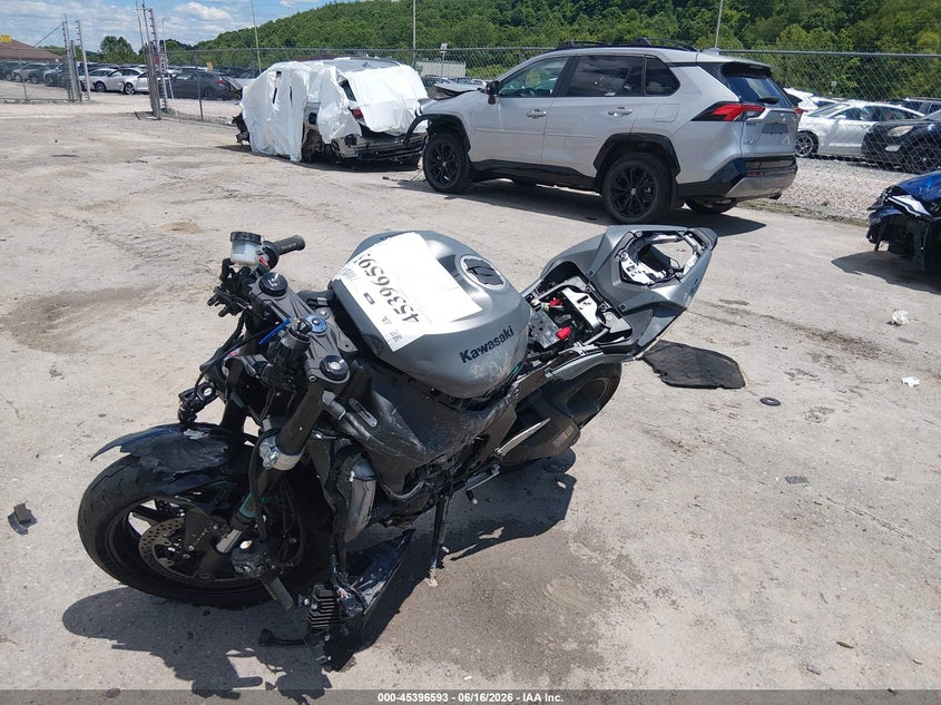 2025 Kawasaki Zx VIN JKBZXJJ16SA031322 IAAI salvage auction — ROLLOVER, Salvage (Pennsylvania), sold $575 on 2026-07-23 (photo 2)