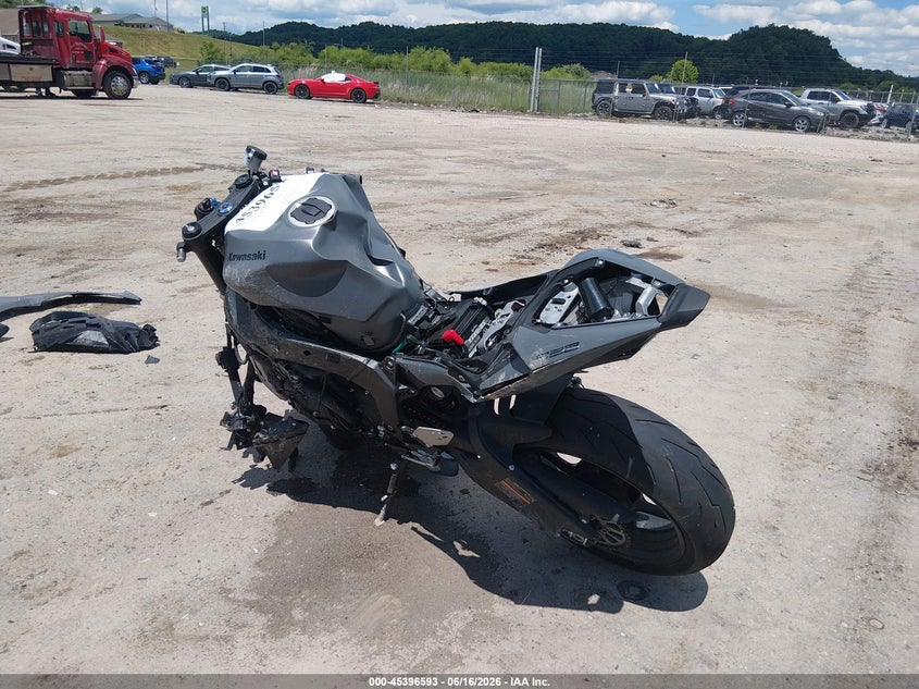 2025 Kawasaki Zx VIN JKBZXJJ16SA031322 IAAI salvage auction — ROLLOVER, Salvage (Pennsylvania), sold $575 on 2026-07-23 (photo 3)