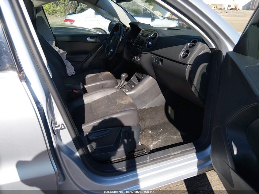 2017 Volkswagen Tiguan VIN WVGSV7AX6HK003270 IAAI salvage auction — SIDE, Salvage (Massachusetts), sold $25 on 2026-07-28 (photo 5)