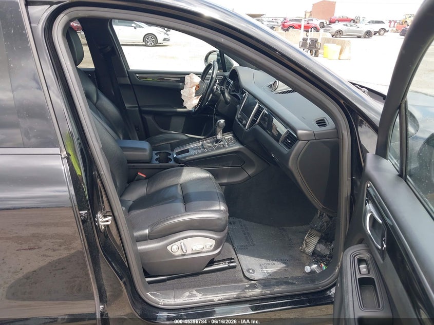 2017 Porsche Macan VIN WP1AA2A56HLB82030 IAAI salvage auction — Burn Interior, Salvage Title, sold $6,400 on 2026-08-27 (photo 5)
