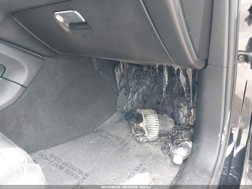 2017 Porsche Macan VIN WP1AA2A56HLB82030 IAAI salvage auction — Burn Interior, Salvage Title, sold $6,400 on 2026-08-27 (photo 6)