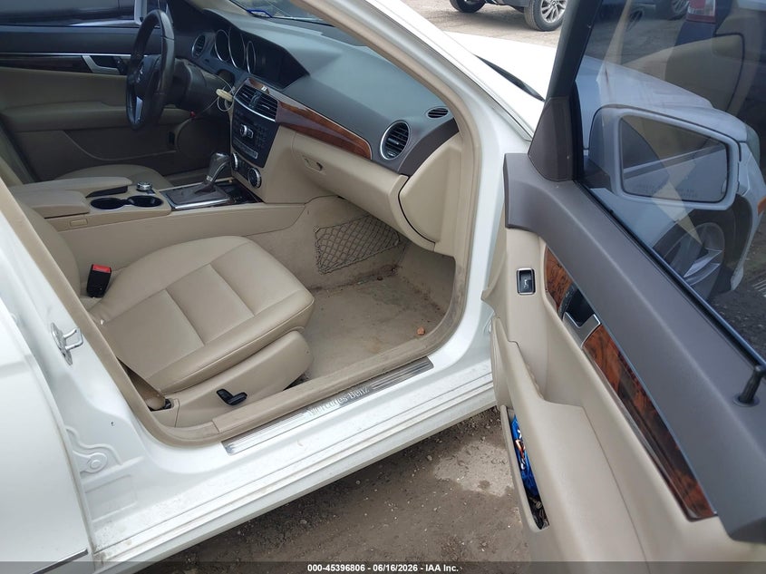 2014 Mercedes-benz C-klasse VIN WDDGF4HB4ER307819 IAAI salvage auction — REAR END, Salvage (Texas), sold $1,850 on 2026-08-10 (photo 5)