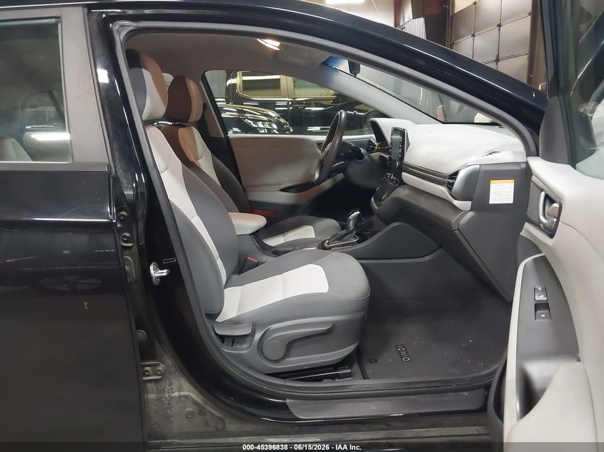 2020 Hyundai Ioniq hybrid VIN KMHC65LC9LU220115 IAAI salvage auction — FRONT & REAR, Sf97 (New York), sold $9,075 on 2026-07-23 (photo 5)