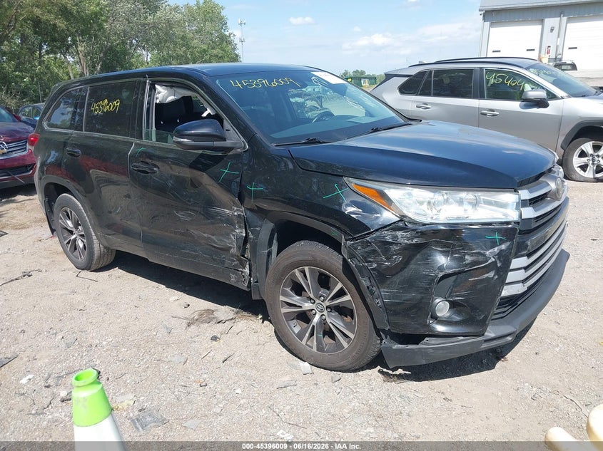 2018 Toyota Highlander VIN 5TDBZRFH0JS910214 IAAI salvage auction — RIGHT FRONT, Clear (Indiana), sold $3,650 on 2026-07-22 (photo 1)