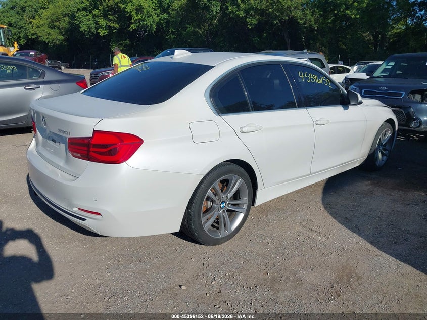 2017 BMW 3er VIN WBA8B9G33HNU54871 IAAI salvage auction — EXTERIOR BURN, Salvage (Indiana), sold $4,500 on 2026-07-29 (photo 4)