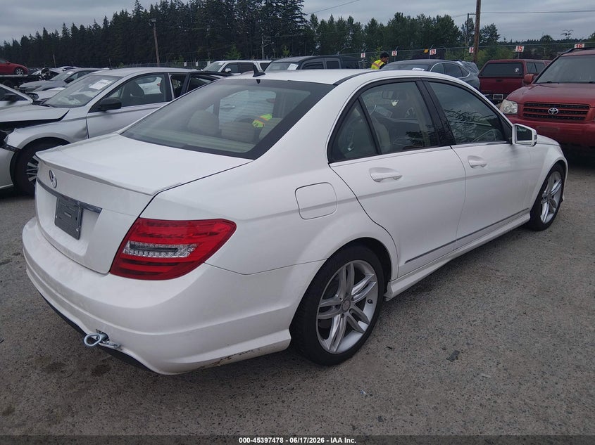2013 Mercedes-benz C-klasse VIN WDDGF4HB1DR251028 IAAI salvage auction — NORMAL WEAR, Clear (Washington), sold $4,950 on 2026-07-08 (photo 4)