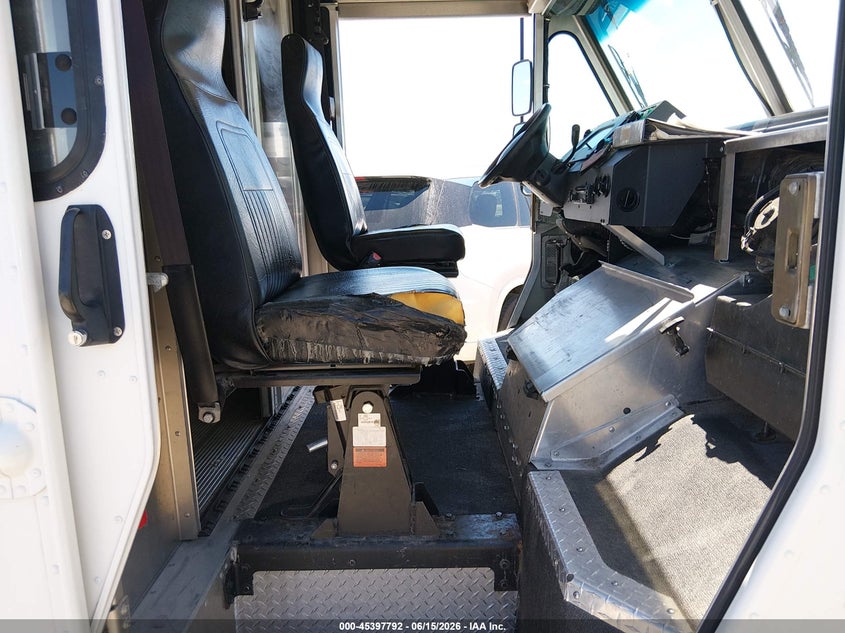 2014 Ford E-350 VIN 1FC3E3KL4EDA98280 IAAI salvage auction — NORMAL WEAR, Sf97 (North Carolina), sold $12,400 on 2026-08-10 (photo 5)