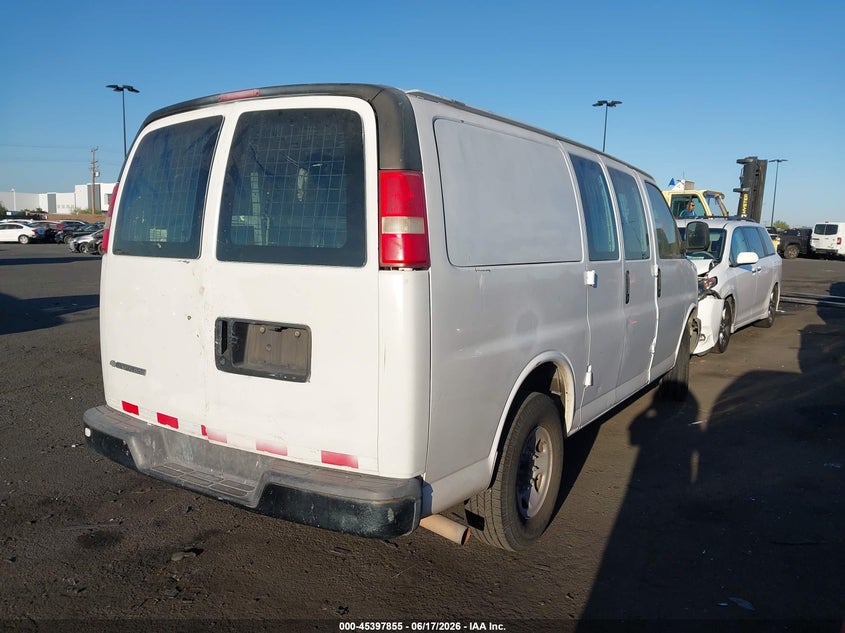 2007 Chevrolet Express 2500 VIN 1GCGG25V271240391 IAAI salvage auction — SIDE, Salvage Certificate (California), sold $1,150 on 2026-07-10 (photo 4)