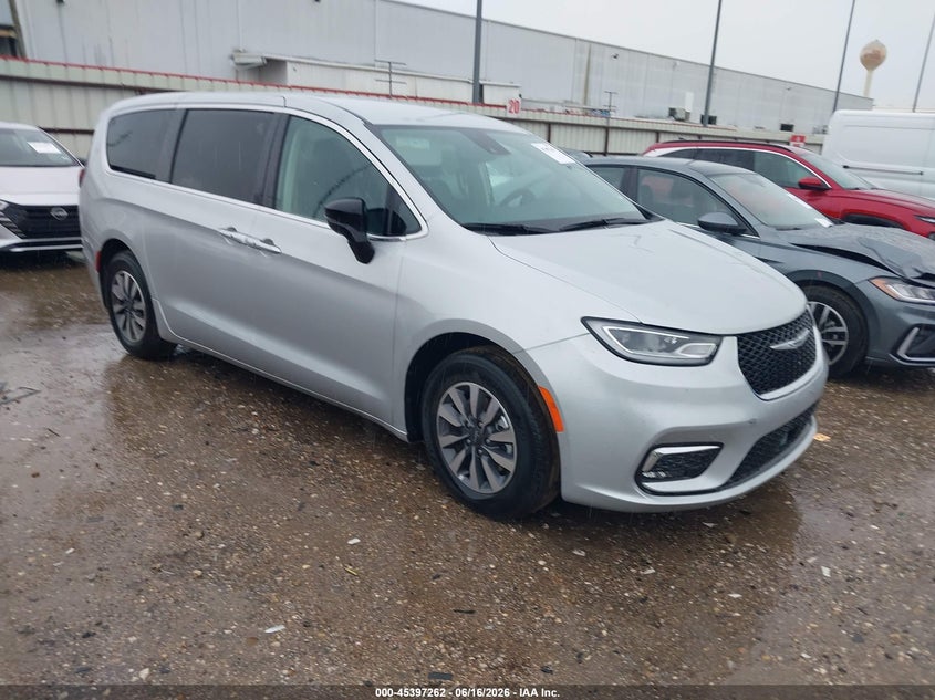 2024 Chrysler Pacifica VIN 2C4RC1S7XRR150022 IAAI salvage auction — ENGINE DAMAGE, Enterprise Vehicles Clear Only (Washington), sold $14,050 on 2026-07-30 (photo 1)