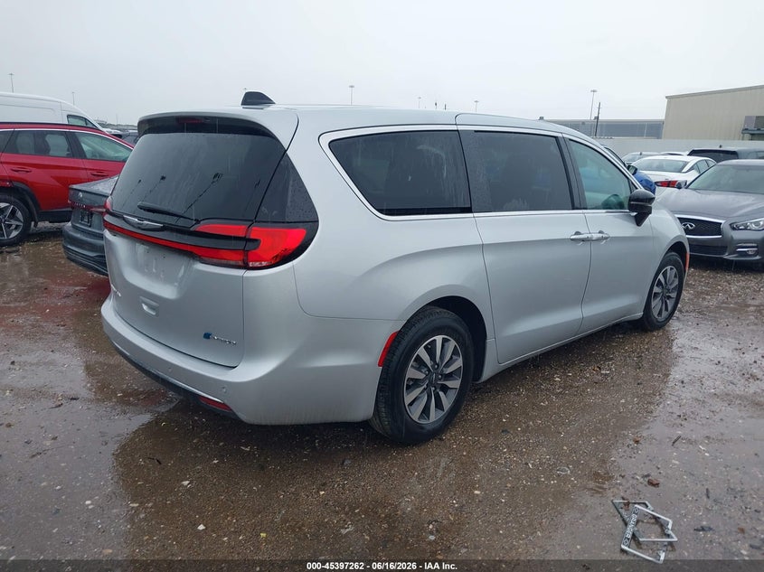2024 Chrysler Pacifica VIN 2C4RC1S7XRR150022 IAAI salvage auction — ENGINE DAMAGE, Enterprise Vehicles Clear Only (Washington), sold $14,050 on 2026-07-30 (photo 4)