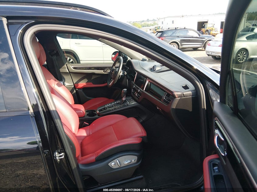 2019 Porsche Macan VIN WP1AA2A58KLB00497 IAAI salvage auction — RIGHT FRONT, Salvage Title, sold $15,600 on 2026-08-15 (photo 5)