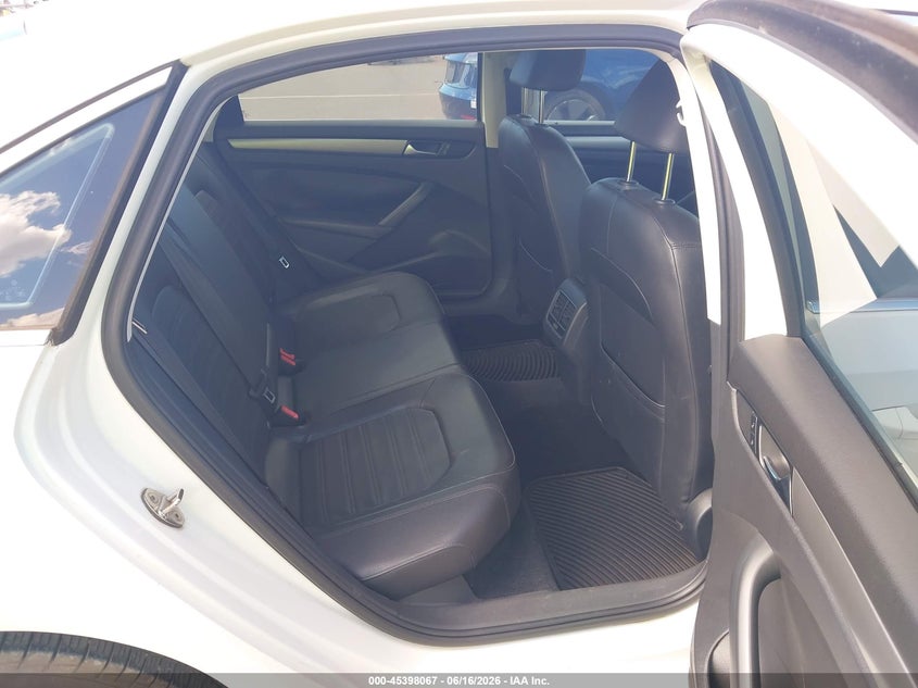 2015 Volkswagen Passat VIN 1VWBT7A38FC015643 IAAI salvage auction — NORMAL WEAR, Clear (Hawaii), sold $325 on 2026-08-25 (photo 8)