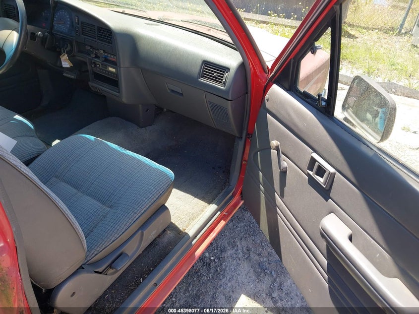 1990 Toyota Pickup VIN JT4VN93D9L5010317 IAAI salvage auction — NORMAL WEAR, Clear (Washington), sold $1,150 on 2026-07-29 (photo 5)