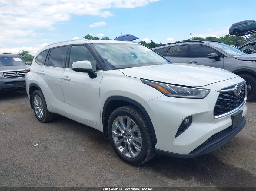 2021 Toyota Highlander VIN 5TDDZRBH1MS527255 IAAI salvage auction — SIDE, Salvage (Virginia), sold $16,900 on 2026-07-28 (photo 1)