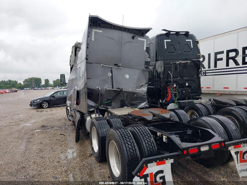 2022 Peterbilt 579 VIN 1XPBD49X5ND800098 IAAI salvage auction — ROLLOVER, Clear (Indiana), sold $9,600 on 2026-07-22 (photo 3)