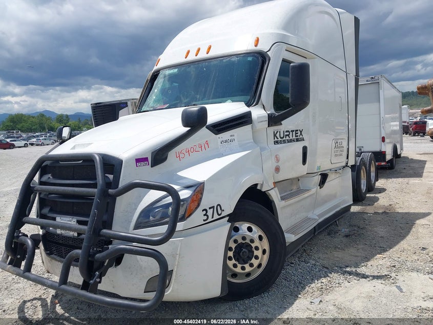 2026 Freightliner New cascadia 126 VIN 3AKJHHDR1TSWT8407 IAAI salvage auction — SIDE, Clear (Illinois), sold $75,750 on 2026-08-12 (photo 2)