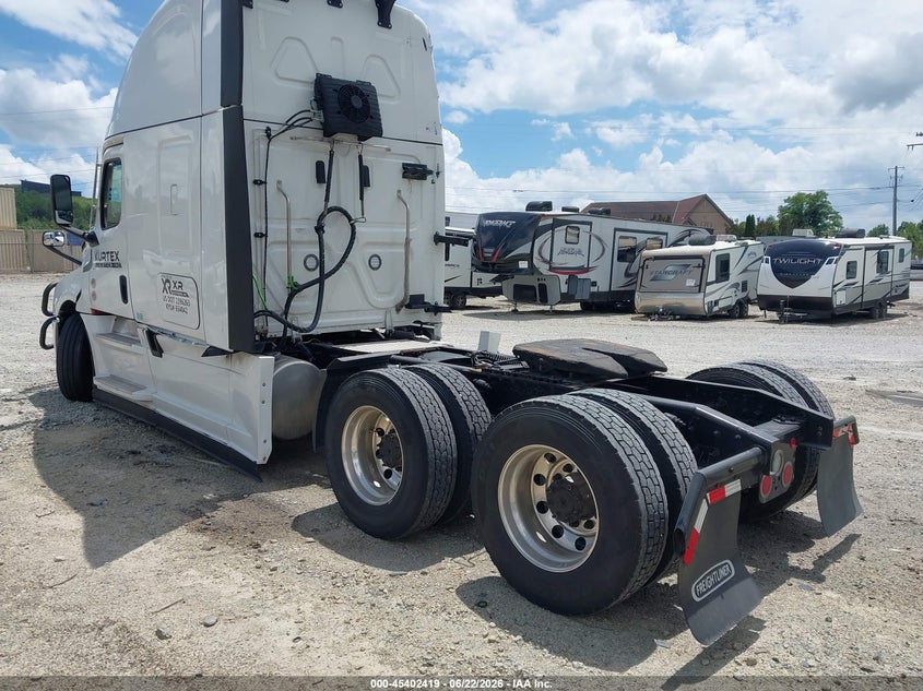 2026 Freightliner New cascadia 126 VIN 3AKJHHDR1TSWT8407 IAAI salvage auction — SIDE, Clear (Illinois), sold $75,750 on 2026-08-12 (photo 3)
