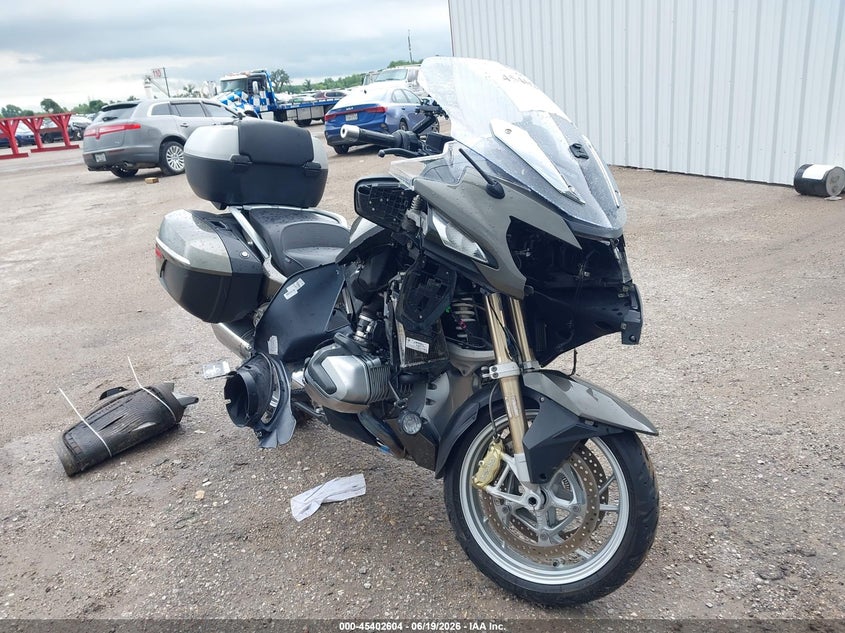 2020 BMW R 1250 VIN WB10J6308LZG39920 IAAI salvage auction — SIDE, Salvage Title, sold $1,700 on 2026-07-28 (photo 1)
