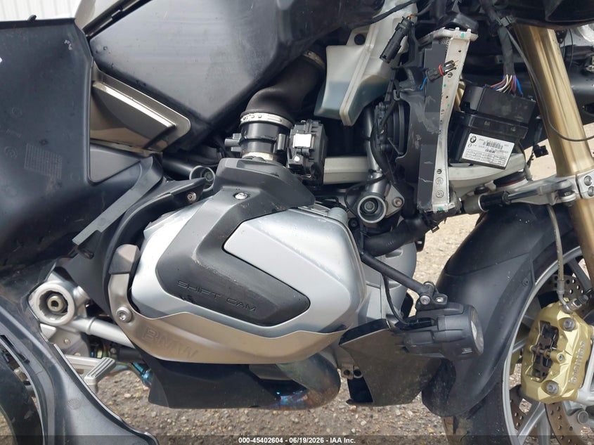 2020 BMW R 1250 VIN WB10J6308LZG39920 IAAI salvage auction — SIDE, Salvage Title, sold $1,700 on 2026-07-28 (photo 8)