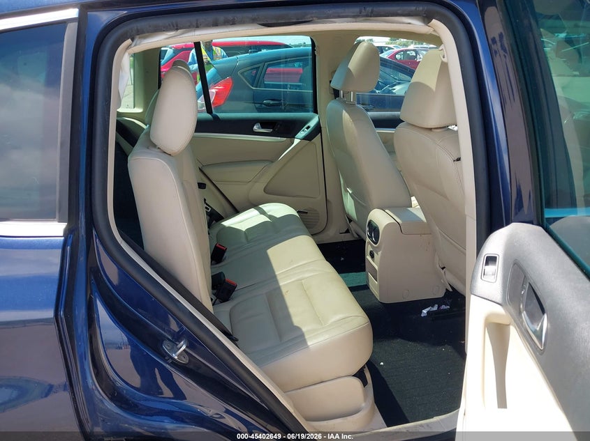 2012 Volkswagen Tiguan VIN WVGBV7AX4CW609443 IAAI salvage auction — RIGHT SIDE, Salvage Title, sold $525 on 2026-08-10 (photo 8)