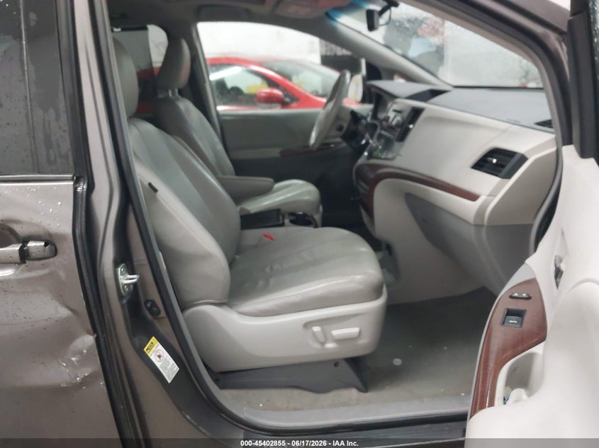 2012 Toyota Sienna VIN 5TDYK3DC2CS275650 IAAI salvage auction — SIDE, Salvage (Iowa), sold $1,050 on 2026-07-29 (photo 5)