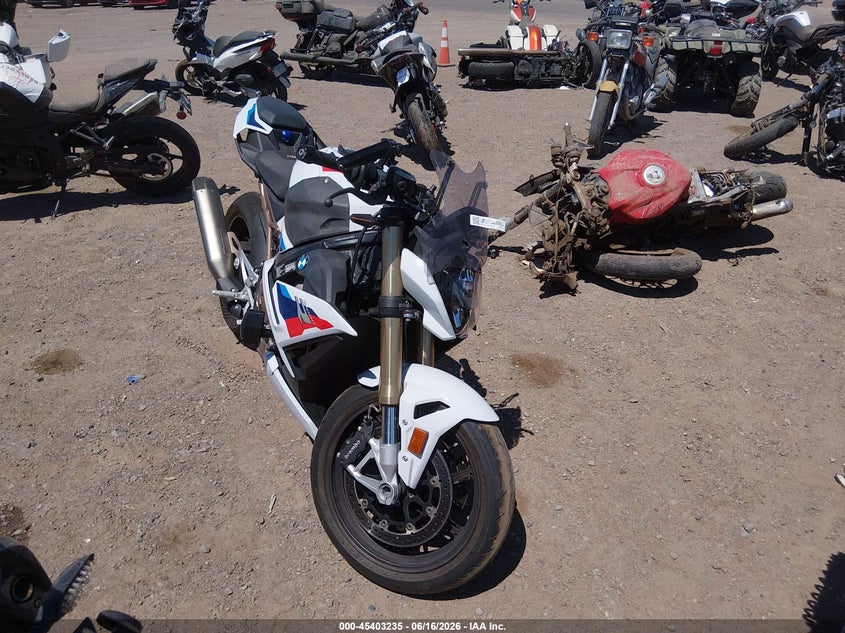 2022 BMW S 1000 VIN WB10E5305N6F54780 IAAI salvage auction — FRONT END, Salvage (Arizona), sold $7,850 on 2026-07-07 (photo 1)