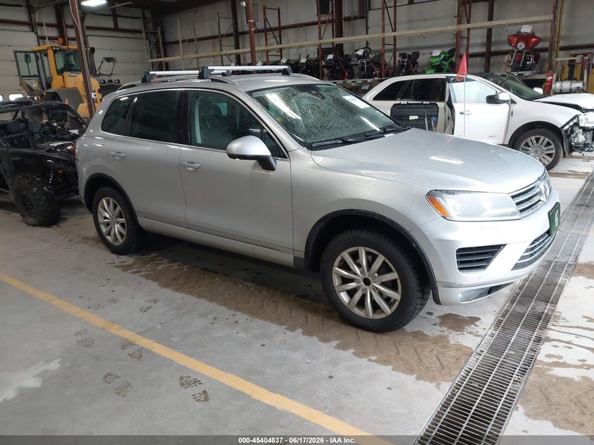 2016 Volkswagen Touareg VIN WVGEF9BP2GD004200 IAAI salvage auction — NORMAL WEAR, Clear (Michigan), sold $775 on 2026-07-13 (photo 1)