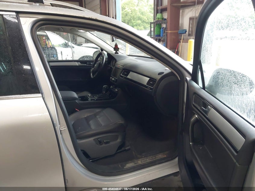 2016 Volkswagen Touareg VIN WVGEF9BP2GD004200 IAAI salvage auction — NORMAL WEAR, Clear (Michigan), sold $775 on 2026-07-13 (photo 5)