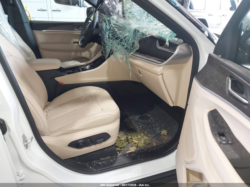 2025 Jeep Grand cherokee VIN 1C4RJHBG0S8795987 IAAI salvage auction — STORM DAMAGE, Salvage Title, sold $20,250 on 2026-09-16 (photo 5)