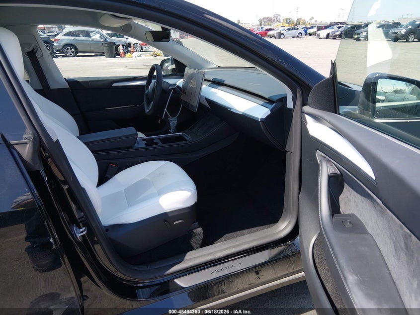 2024 Tesla Model y VIN 7SAYGDED3RF025168 IAAI salvage auction — REAR END, Salvage Title, sold $8,100 on 2026-07-31 (photo 5)