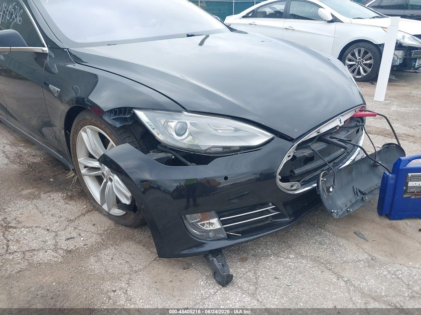 2015 Tesla Model s VIN 5YJSA1E28FF103716 IAAI salvage auction — RIGHT FRONT, Salvage Title, sold $925 on 2026-07-21 (photo 6)