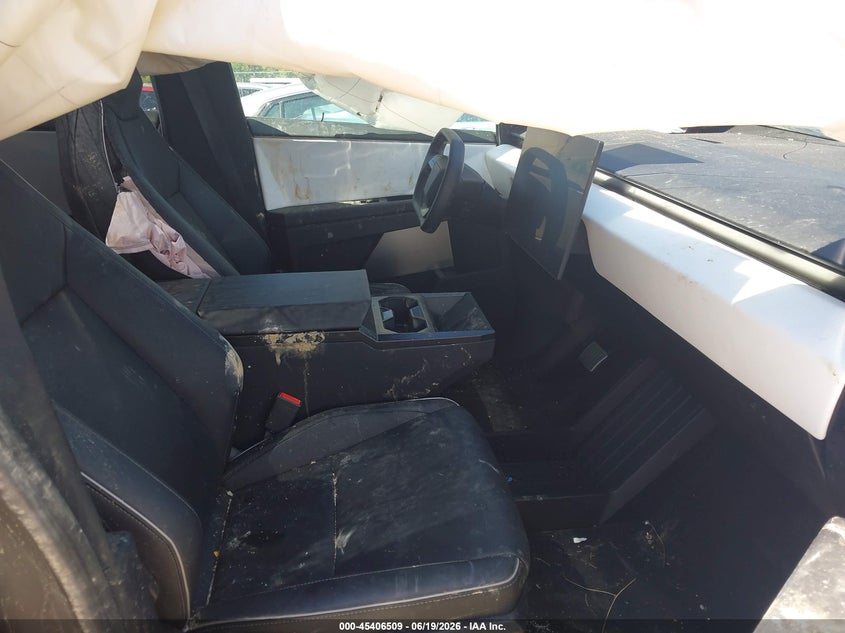2025 Tesla Cybertruck VIN 7G2CEHED0SA059900 IAAI salvage auction — ROLLOVER, Salvage Title, sold $21,950 on 2026-08-31 (photo 5)