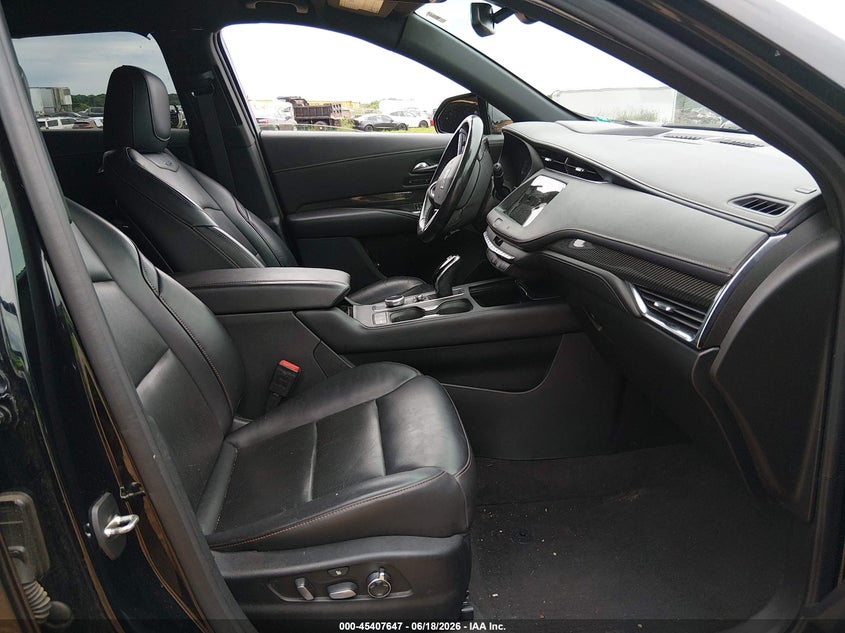 2020 Cadillac Xt4 VIN 1GYFZER4XLF065145 IAAI salvage auction — LEFT SIDE, Salvage Title, sold $4,700 on 2026-09-08 (photo 5)