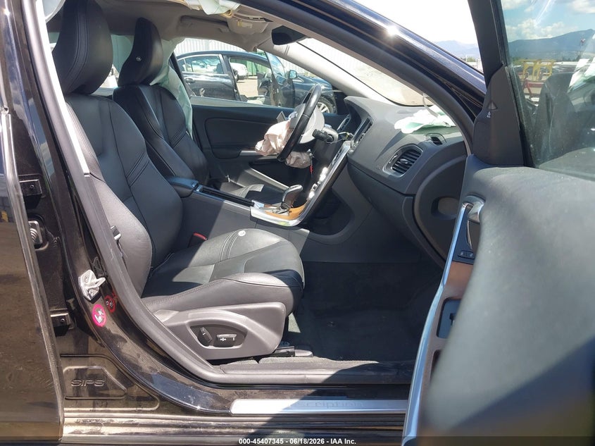 2016 Volvo VIN LYV402FK3GB092952 IAAI salvage auction — SIDE, Salvage Title, sold $600 on 2026-07-14 (photo 5)