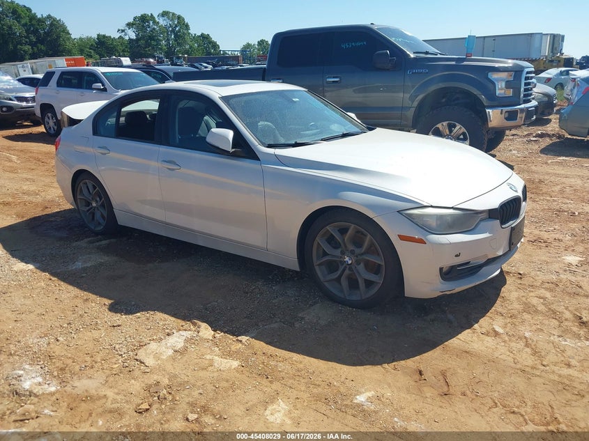 2013 BMW 3er VIN WBA3B3C54DF532772 IAAI salvage auction — WATER/FLOOD, Salvage (Missouri), sold $375 on 2026-08-10 (photo 1)