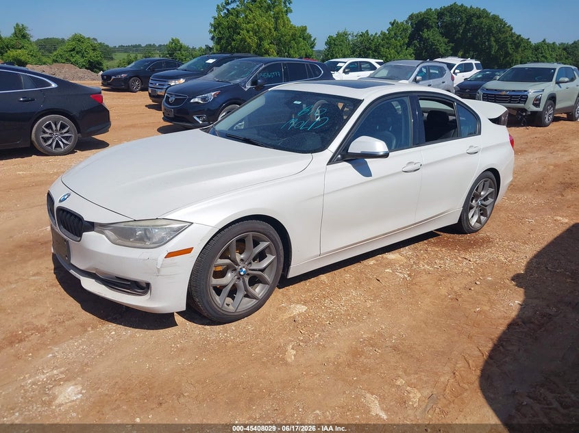 2013 BMW 3er VIN WBA3B3C54DF532772 IAAI salvage auction — WATER/FLOOD, Salvage (Missouri), sold $375 on 2026-08-10 (photo 2)