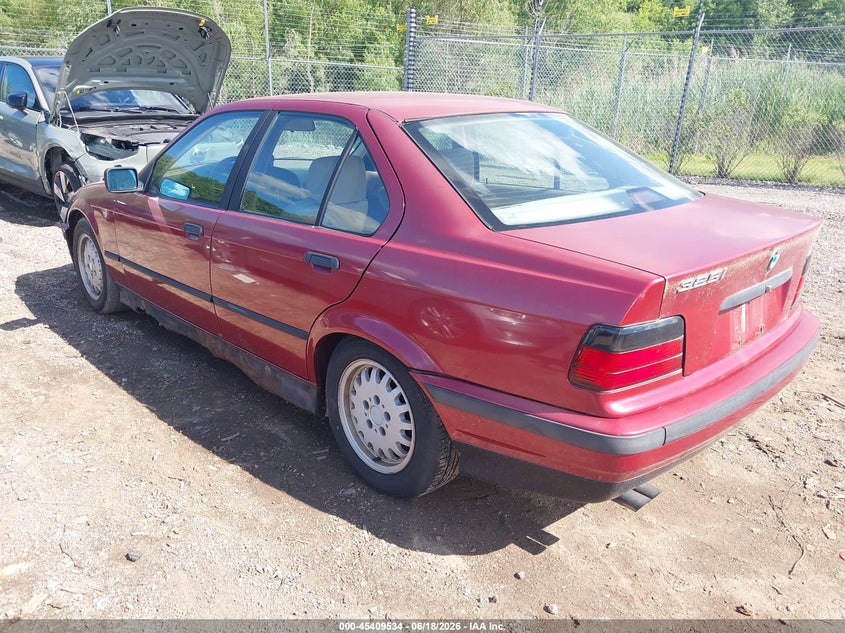 1994 BMW 3er VIN WBACB4321RFL15473 IAAI salvage auction — NORMAL WEAR, Clear (Illinois), sold $475 on 2026-07-22 (photo 3)