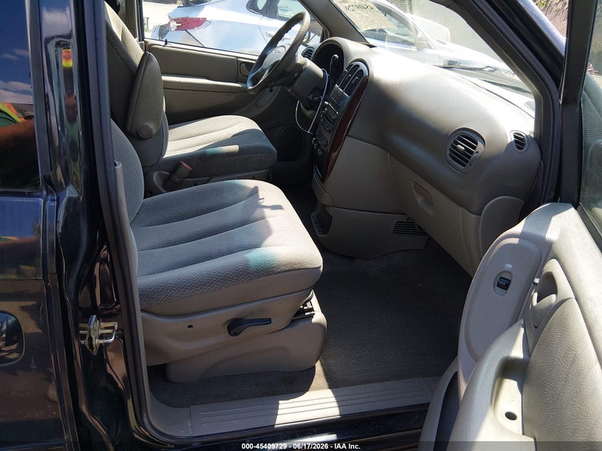 2004 Chrysler Town & country VIN 2C4GP44R24R582737 IAAI salvage auction — RIGHT SIDE, Salvage - Greater Than 75% (Maryland), sold $275 on 2026-07-09 (photo 5)