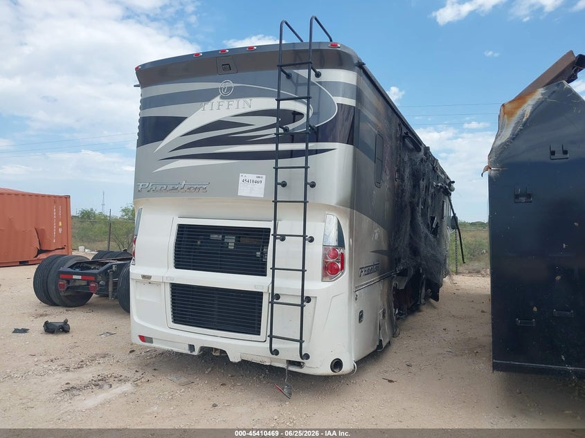 2017 Freightliner Chassis VIN 4UZACGCY9HCJF8750 IAAI salvage auction — Unknown, Wait Title, sold $650 on 2026-08-13 (photo 4)