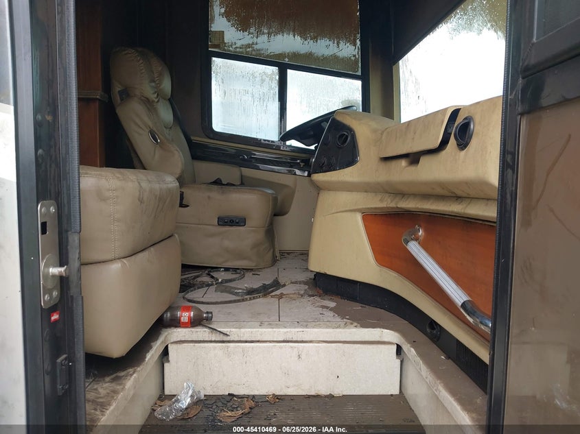 2017 Freightliner Chassis VIN 4UZACGCY9HCJF8750 IAAI salvage auction — Unknown, Wait Title, sold $650 on 2026-08-13 (photo 5)